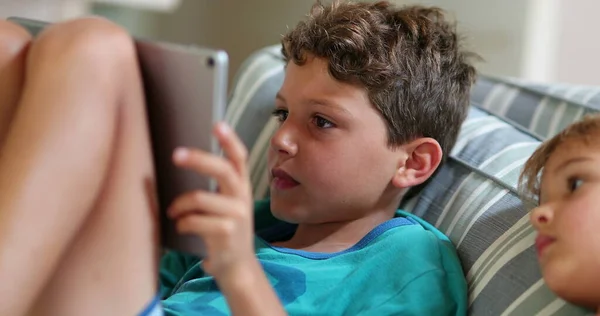 Gyermekek Előtt Tabletta Képernyő Otthon — Stock Fotó