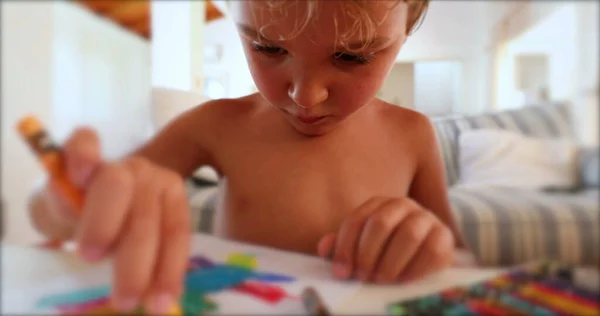 Dessin Artistique Enfant Avec Des Crayons Couleur Focalisé Tout Petit — Photo