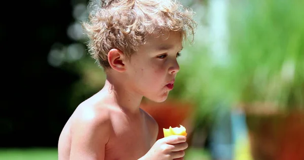 Menino Bonito Comendo Lanche Frutas Livre Luz Sol Criança Mastigar — Fotografia de Stock
