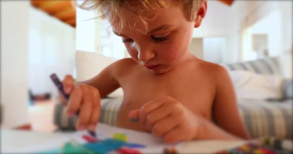 Artystyczny Rysunek Dziecka Kolorowymi Kredkami Skupiony Mały Chłopiec Podczas Gdy — Zdjęcie stockowe