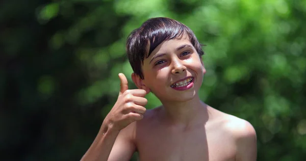 Barnet Ger Tummen Upp Utanför Lycklig Ung Pojke Signalerar Positiv — Stockfoto