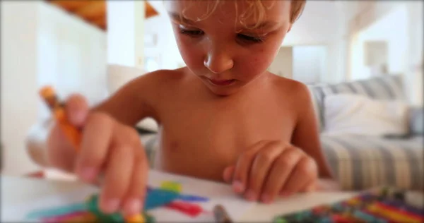 Bambino Concentrato Che Disegna Carta Con Pastello Colori Ragazzo Artistico — Foto Stock