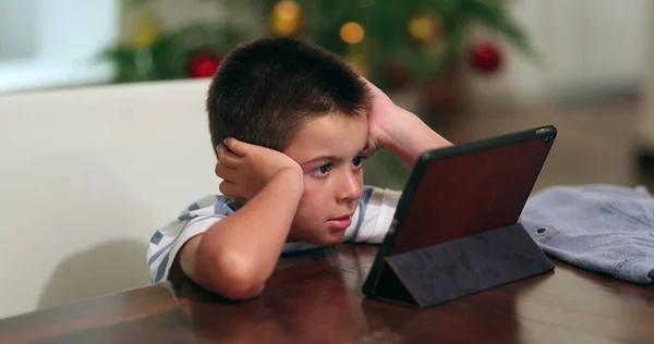Παιδί Υπνωτισμένο Από Συσκευή Tablet Στο Σπίτι Παιδί Βλέποντας Ταινία — Φωτογραφία Αρχείου