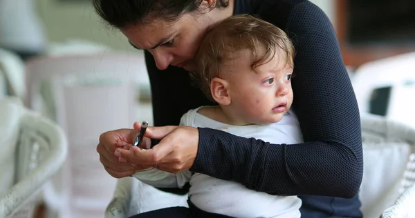 Mother Clipping Trimming Baby Infant Son Nails — Foto de Stock