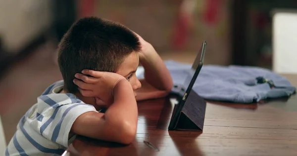 小男孩在线观看平板电脑上的内容 在家用荧幕装置催眠儿童 — 图库照片
