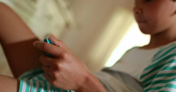 Niño Jugando Juego Dispositivo Teléfono Inteligente Tableta — Foto de Stock