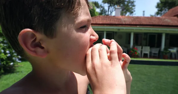 Barn Äter Persikofrukt Utomhus Ung Pojke Äter Hälsosamt Mellanmål Utomhus — Stockfoto