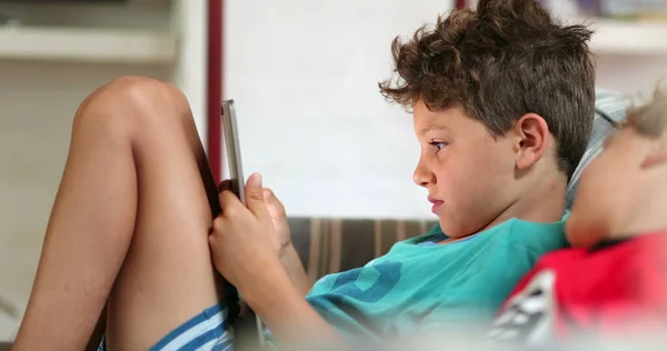Gyerekek Használ Tabletta Eszköz Véletlenül Otthon Játszani Játék — Stock Fotó