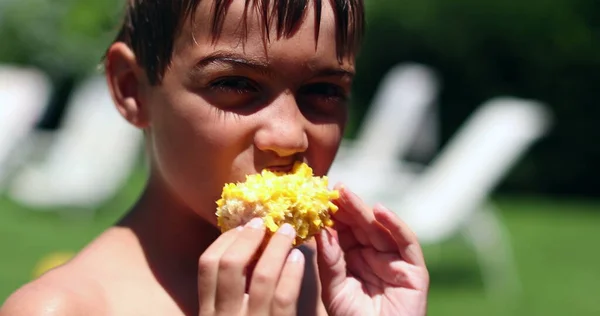 밖에서 옥수수를 먹는아이 아이는 밖에서 건강에 간식을 먹는다 — 스톡 사진