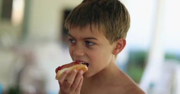 Küçük Çocuk Sosisliden Bir Isırık Alıyor Abur Cubur Yiyen Çocuk — Stok fotoğraf