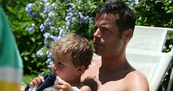 Vater Und Kind Gemeinsam Nach Dem Schwimmbad Sonnenlicht Sommertag — Stockfoto