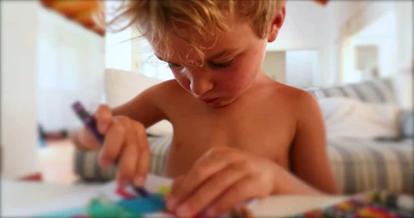 Konstnärlig Barnteckning Med Färgkritor Fokuserade Småbarn Pojke Medan Flöde — Stockfoto