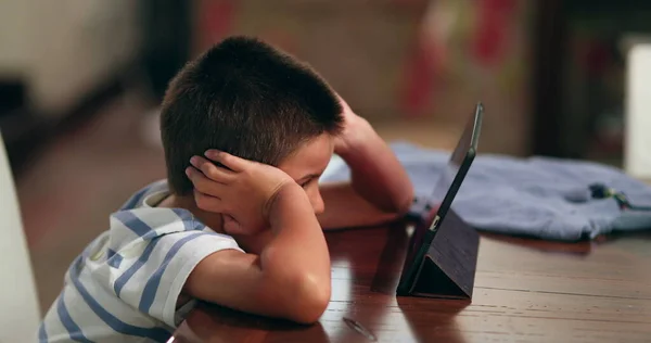 男孩在平板电脑上看电影 技术装置上的儿童在线观看内容 — 图库照片
