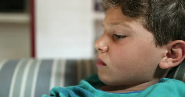 Jeune Garçon Utilisant Appareil Tablette Enfant Sur Canapé Joue Jeu — Photo