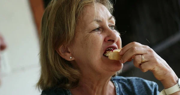 Wanita Senior Makan Roti Panggang Sarapan Dengan Jelly — Stok Foto