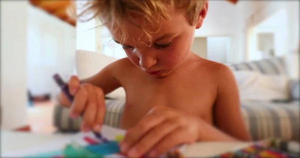 Dzieciak Rysuje Kolorowymi Kredkami Dziecko Rysuje Domu Skoncentrowane — Zdjęcie stockowe