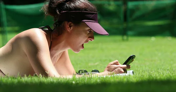 Žena Používající Mobilní Telefon Venku Ležel Trávě Venku — Stock fotografie