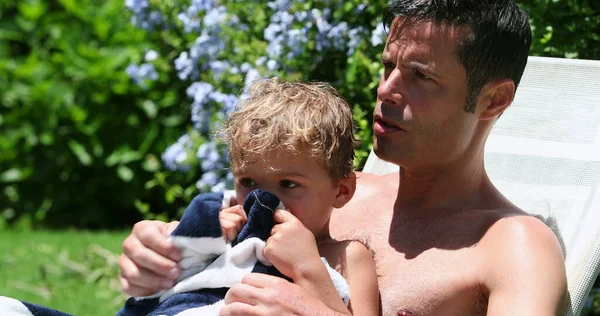 Candid Ouder Met Kind Peuter Zwembad Verpakt Met Handdoek Tijdens — Stockfoto