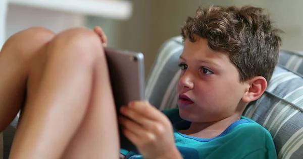 Dziecko Zażywające Tabletkę Kanapie Szczery Młody Chłopiec Gra Przeglądanie Internetu — Zdjęcie stockowe