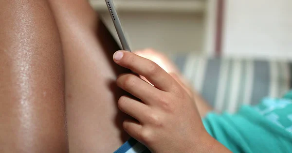 Çocuk Elleri Tablet Aygıtını Kapalı Tutuyor — Stok fotoğraf