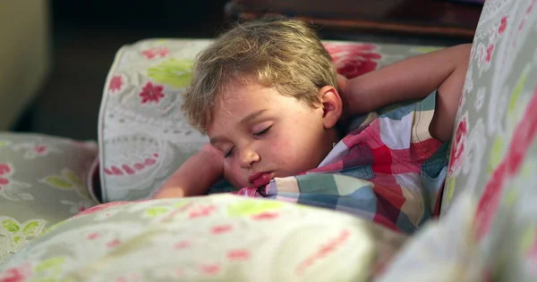Leksakspojken Sover Soffan Natten Tupplur För Barn Soffan — Stockfoto
