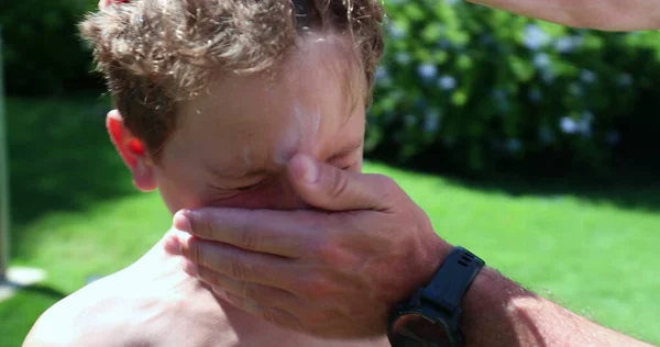 Menerapkan Krim Tabir Surya Pada Wajah Anak Anak Orangtua Menggosok — Stok Foto