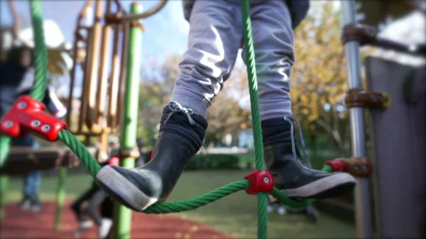 Nahaufnahme Kinderfüße Stiefeln Die Sich Auf Einem Spielplatz Einem Seil — Stockfoto