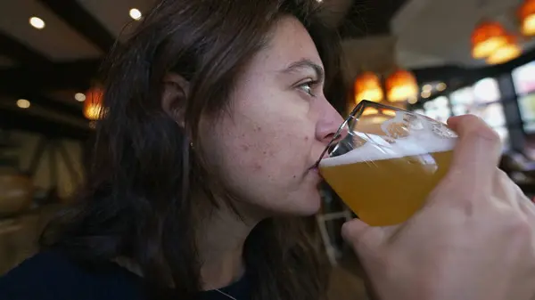 Женщина Пьет Разливное Пиво Помещении Женщина Стилем Жизни Пьет Алкогольные — стоковое фото