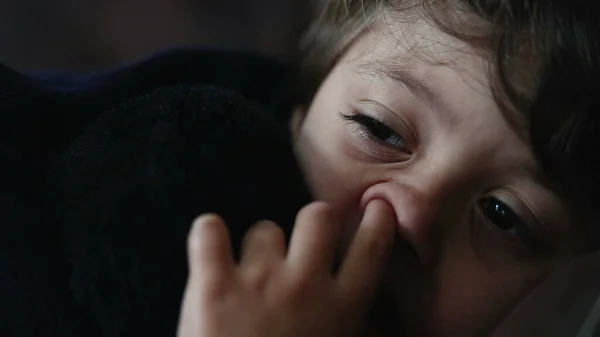 Zadurzony Mały Chłopiec Dłubiący Nosie Zbliżenie Mężczyzna Przemyślany Dziecko Wybiera — Zdjęcie stockowe