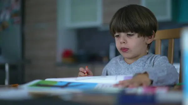 Ένα Συγκεντρωμένο Μικρό Αγόρι Ζωγραφίζει Στο Σπίτι Παιδικός Δημιουργικός Τρόπος — Φωτογραφία Αρχείου