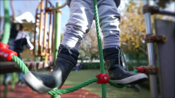 Zbliżenie Dziecięce Stópki Butach Trzymające Się Liny Placu Zabaw Aktywny — Zdjęcie stockowe