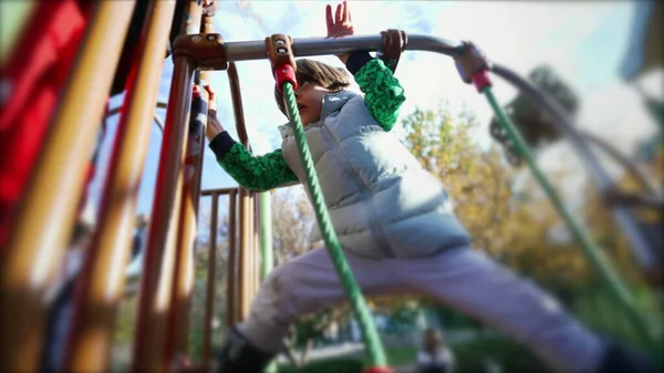 Jeden Aktywny Dzieciak Wspinający Się Wewnątrz Placu Zabaw Zewnątrz Mężczyzna — Zdjęcie stockowe