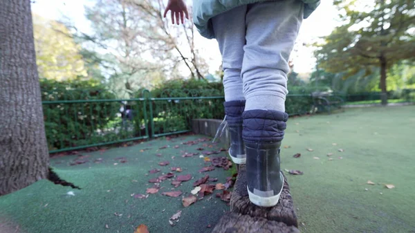 Παιδικά Πόδια Closeup Φορώντας Μπότες Κατάρτισης Ισορροπία Παιδική Χαρά Ξύλινη — Φωτογραφία Αρχείου