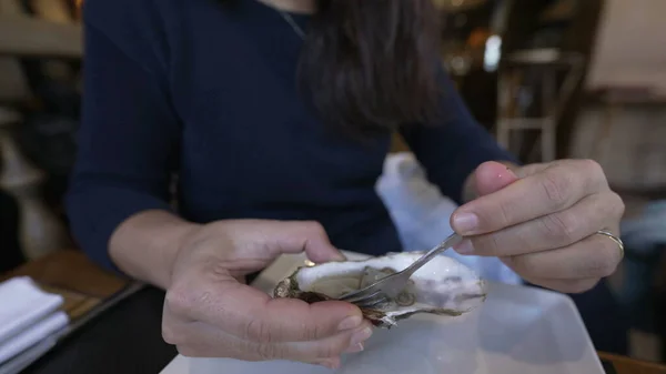 Restoran Yemeğinde Taze Istiridye Yiyen Bir Kadın Nsan Lezzetli Deniz — Stok fotoğraf