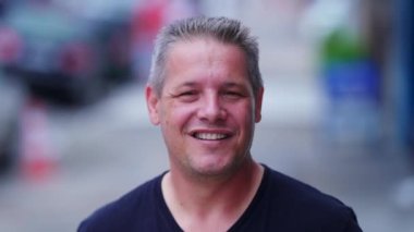 Sokakta kameraya bakan orta yaşlı bir adamın portresi. 40 'lı yaşlarda erkek