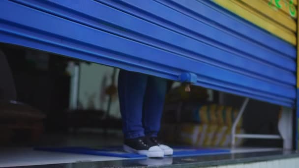 Человек Открывающий Местный Гараж Женщина Раздвигает Бизнес Фасад Предприниматель Магазина — стоковое видео