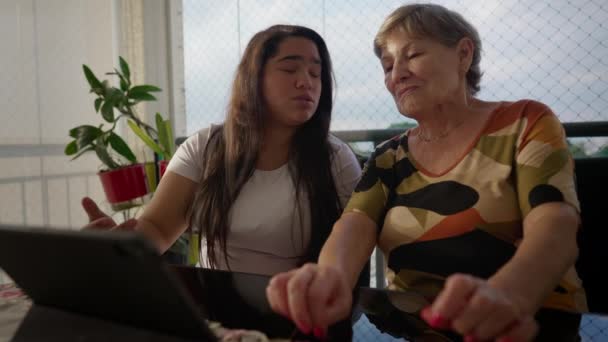 Alegre Abuela Frente Del Dispositivo Tableta Con Nieta Asiática Diversa — Vídeos de Stock