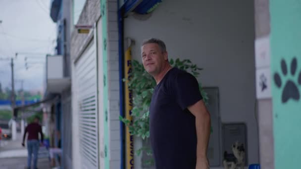 Mann Mittleren Alters Beobachtet Stadtviertel Von Straße Aus Vor Schaufenster — Stockvideo