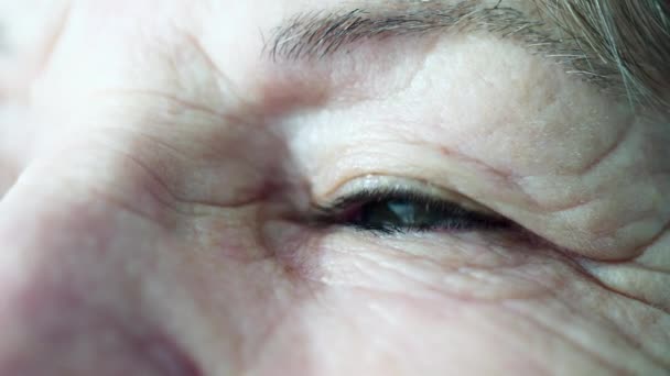 老年人皱着眉头 明智的老年女性近视凝视 — 图库视频影像