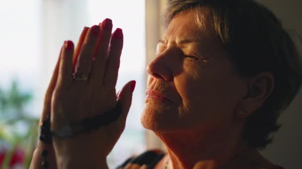 Верная Старшая Женщина Молитве Дома Время Заката Пожилой Человек Закрытыми — стоковое видео