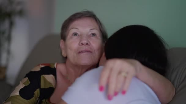 Grootmoeder Omarmt Kleinkind Zittend Bank Gelukkig Senior Vrouw Knuffelen Familielid — Stockvideo