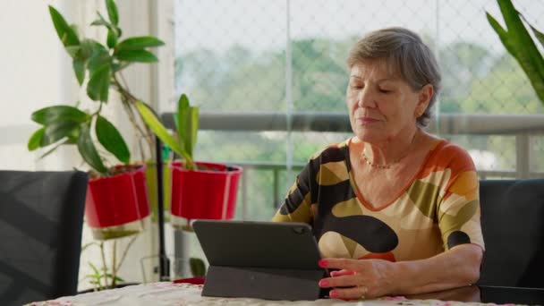 Upřímná Starší Žena Používající Doma Tablet Starší Dospělá Žena Dívá — Stock video