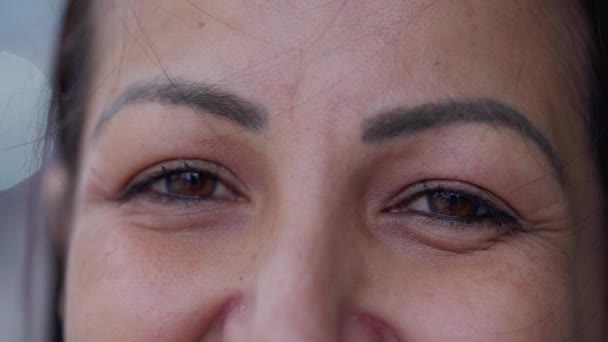 Femeie Fericită Ochii Macro Zâmbind Cameră Privirea Unei Persoane Vârstă — Videoclip de stoc