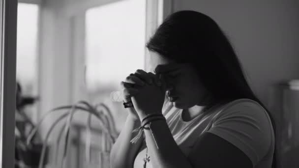 Духовная Молодая Женщина Молится Богу Руки Сжимаются Драматическом Черно Белом — стоковое видео