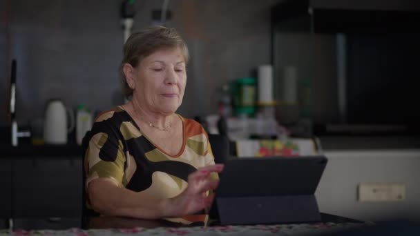 Mujer Mayor Cándida Usando Dispositivo Tableta Casa Feliz Persona Mayor — Vídeos de Stock