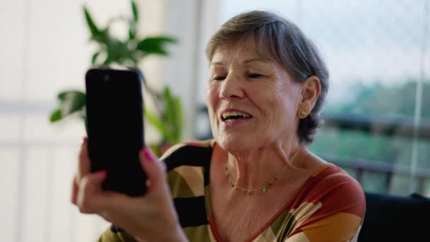 Egy Vidám Idős Beszél Egy Családtaggal Akinek Mobilja Van Vezető — Stock videók