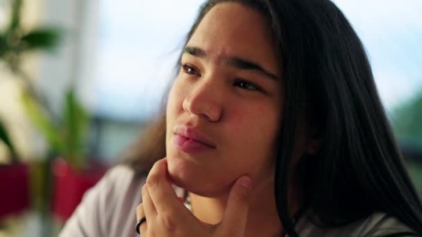 Expressão Contemplativa Uma Jovem Asiática Etnicamente Diversa Casa Dos Anos — Vídeo de Stock