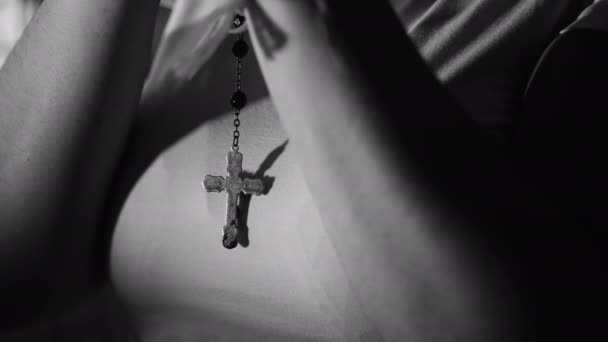 Közelkép Katolikus Kereszt Rózsafüzér Imában Szimbolizálja Remény Hit Vallásos Spiritualitás — Stock videók