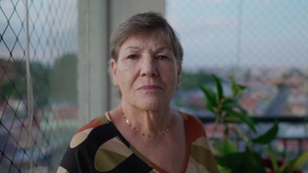 Porträtt Allvarlig Äldre Kvinna Ansikte Tittar Kameran Stående Lägenhet Balkong — Stockvideo
