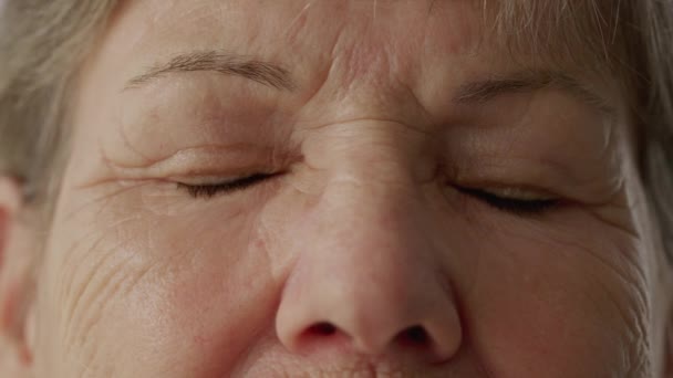 Seniorin Schließt Makro Nahaufnahme Kontemplativ Die Augen Augenausschnitt Einer Älteren — Stockvideo